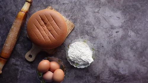 Kuchen mit Zutat auf schwarzem Hintergrund backen