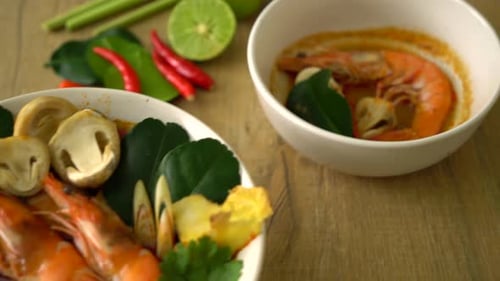 (Tom Yum Goong) Soupe épicée aux crevettes