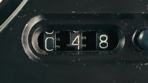 Contador mecánico negro sobre reproductor de música con cinta magnética El medidor mecánico negro tiene desde cero