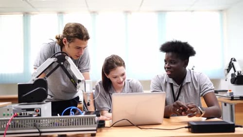 Engenheiro de robótica instalando sensores no braço robótico de engenharia tradicional em uma instalação de pesquisa robótica