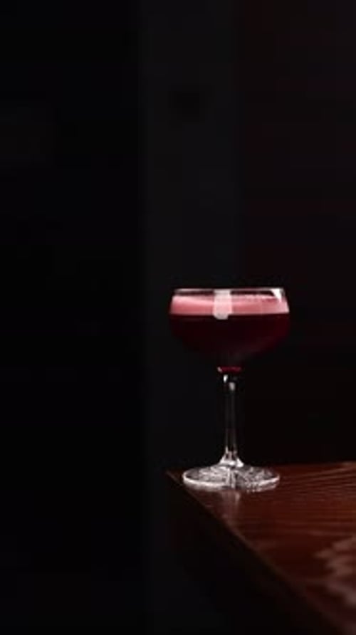 ein Barkeeper bereitet einen alkoholischen Cocktail zu.