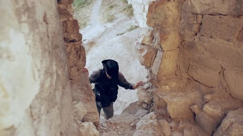 Um explorador examina as ruínas