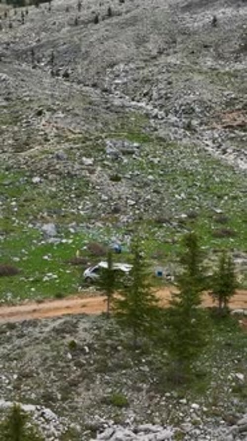 Vidéo verticale Paysage éthéré de montagne Vue aérienne d'une vallée entourée de nuages mystiques pour un