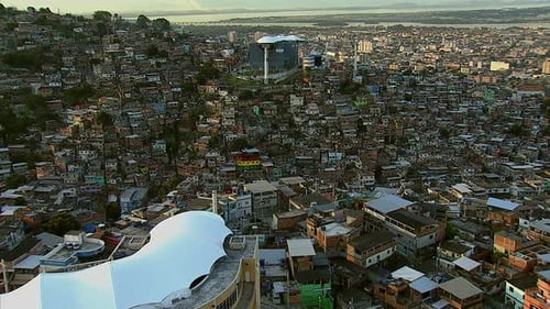 Foto aérea de gôndola sobre a favela, Rio de Janeiro, Brasil