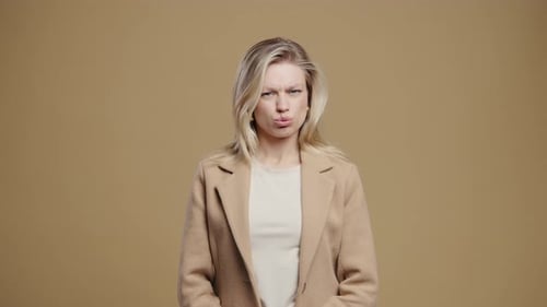 Une femme d'affaires en désaccord désapprouve le signal Aucun signe de tête hoche la tête rejetant