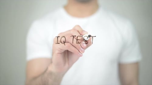 IQ-Test, Mann schreibt auf transparentem Bildschirm