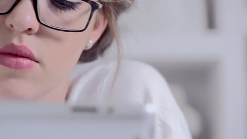 Attraktive junge blonde Frau mit Tablet-Computer-Touchscreen.
