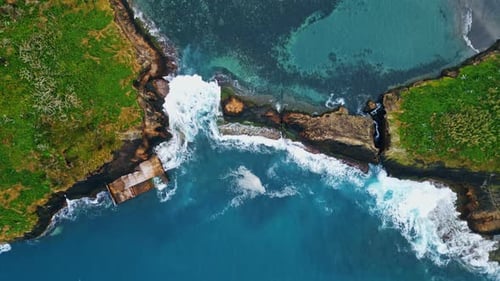 Green Cape Blue Lagoon, côte, vue par drone, baignade aérienne, Rocky Cliff
