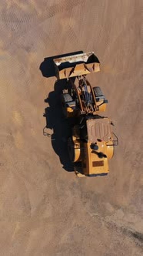 Construcción de una nueva carretera. Maquinaria de construcción para la construcción de carreteras