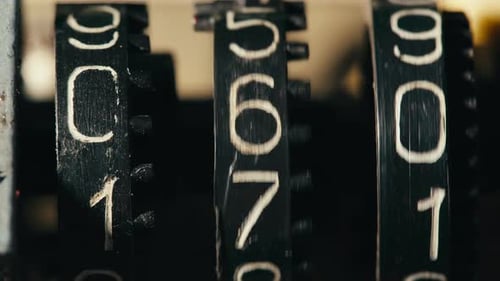 Contador mecánico negro sobre reproductor de música con cinta magnética El medidor mecánico negro tiene desde cero