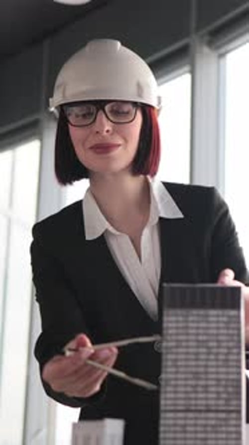 Mujer arquitecta con modelo de construcción