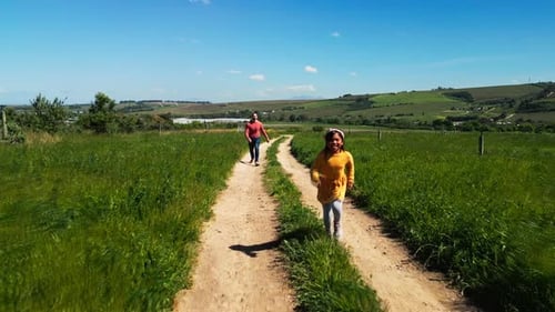 Correndo, homem e criança no campo se unindo e brincando na grama, caminho na natureza junto com o verde