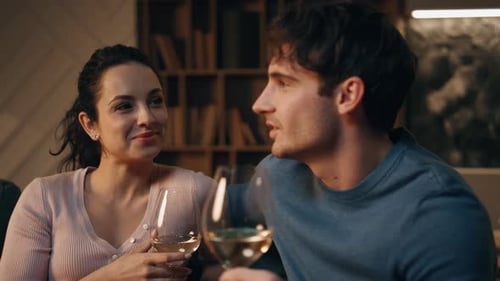 Ehepartner genießen einen romantischen Abend zu Hause aus nächster Nähe auf der Couch mit Wein