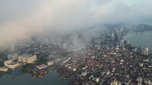 Luftaufnahme einer Stadt und morgendlicher Nebelwolke