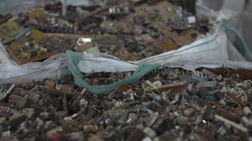 Großer Behälter gefüllt mit weggeworfenen Elektronisch Komponenten, die für den Versand und die nachhaltige Wiederverwendung bereit sind