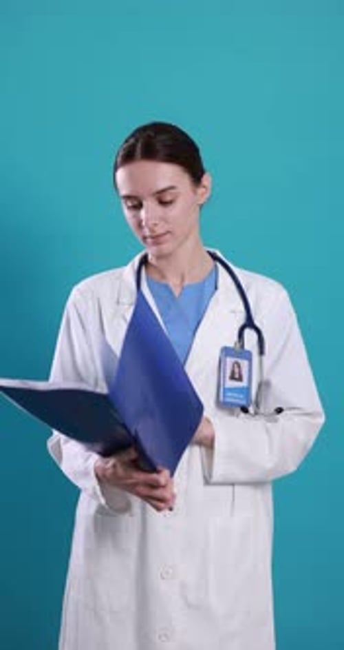 Assistant médical avec dossier sur fond bleu clair