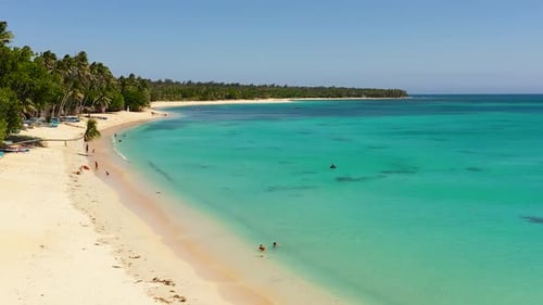 Sandstrand und türkisfarbenes Wasser