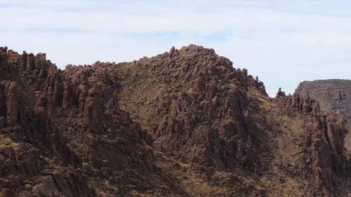 Survolez une vallée dans les Superstition Mountains de l'Arizona.