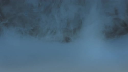 Mouvement dynamique de nuages de fumée bleue et froide se fondant dans un effet atmosphérique dans un environnement de studio, France