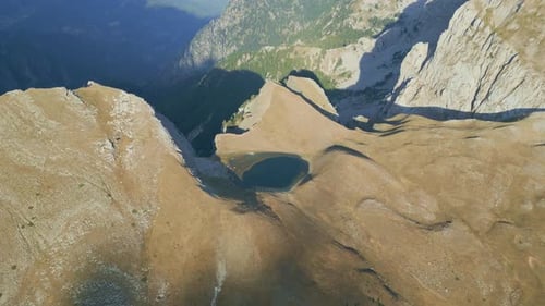 Imágenes con drones del lago Tymfis de los dragones alpinos