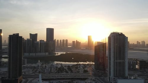 Puesta de sol en Abu Dabi Vista aérea de la isla de Al Reem rodeada de modernos rascacielos entre