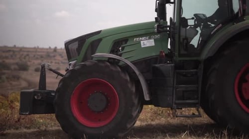 Traktor arbeitet vor Ort in der Ukraine