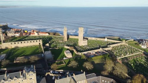 Survol aérien de la cathédrale, de l'église catholique et des jardins de St Andrews