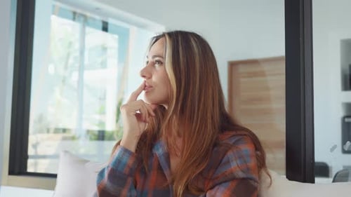 Denkende Frau, Freelancerin mit Laptop zu Hause, schaut weg und sucht nach einer Idee Kreatives Denken