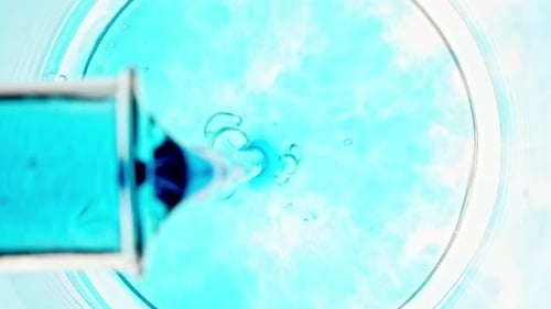 Flüssigkeit, die mit Wasser aus einer Glasflasche auf weißem Hintergrund in einen Becher gegossen wird - The Medicine Concept
