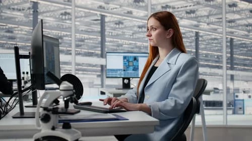 Überprüfung der PC-Software für den Mikrochip-Produktionsbetrieb und Mann mit Frau