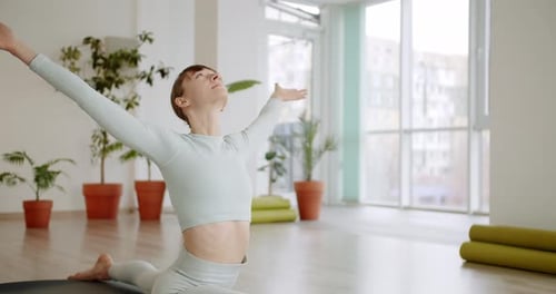 Schlanke Frau macht Yoga im Studio