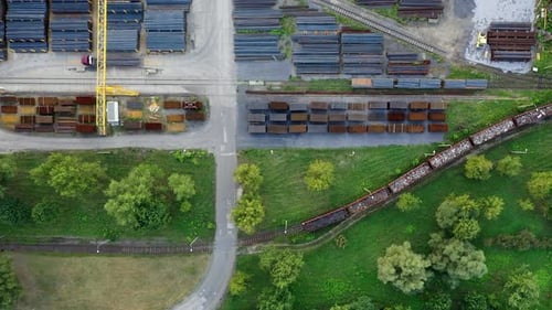 Trem de carga com muitos vagões andando na linha do trem.