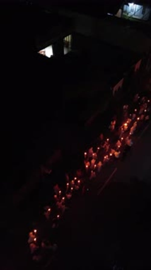 Images aériennes verticales de personnes célébrant un relais de la flamme pendant le mois sacré du Ramadan