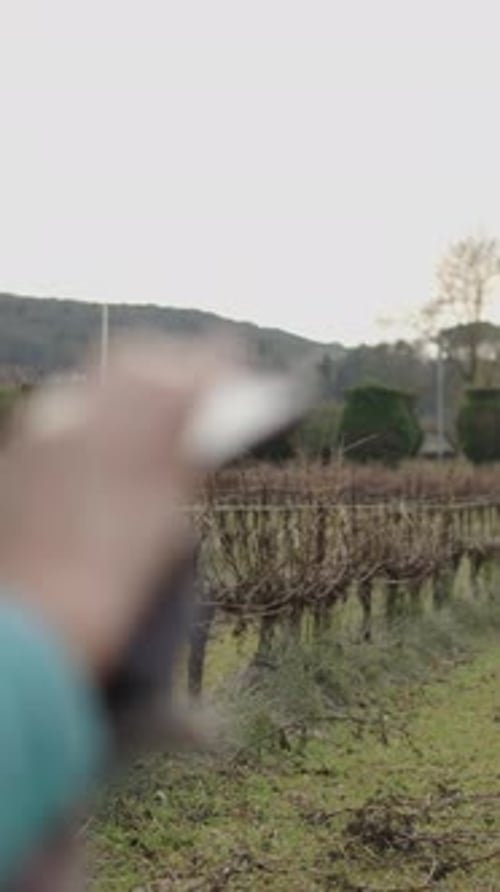 Zeitlupenvideo eines älteren Mannes beim Beschneiden mit einer elektrischen Schere und Frau mit Kappe, die sie ansieht