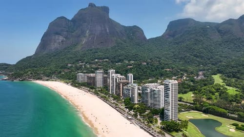 Praia de São Conrado, no centro do Rio de Janeiro, no Rio de Janeiro, Brasil.