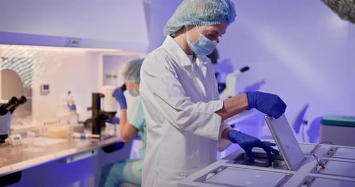 Embriólogos que realizan fertilización artificial en un laboratorio moderno