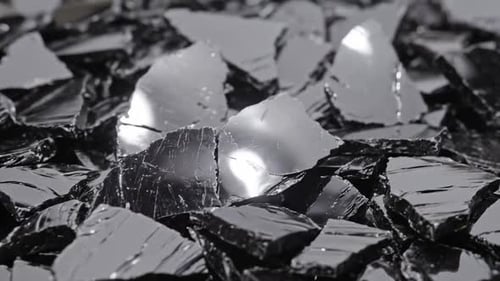 Goutte d'encre noire se dilatant dans l'eau claire