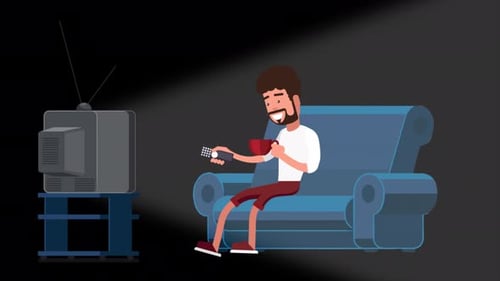 Mann schaut am Wochenende auf dem Sofa Fernsehen Alpha Channel 4K