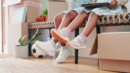 Les enfants, les jambes et la tablette se détendent à la maison pour jouer à des jeux en ligne et se divertir en streaming