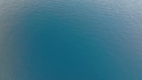 Vue de haut en bas des eaux cristallines