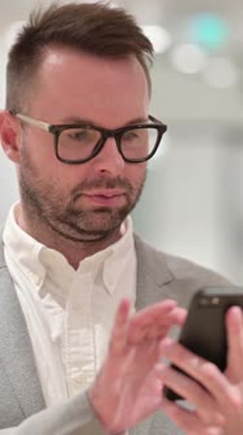 Kreativer Mann mit Smartphone, vertikales Video