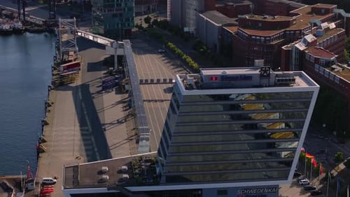 Las vistas aéreas capturan el puerto de Kiel, con el edificio Stena Line de manera prominente, los barcos atraviesan el