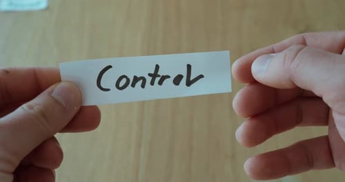 Kontrollwort auf Papier — Macht- und Entscheidungskonzept
