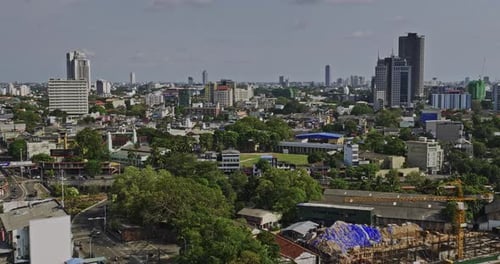 Colombo Sri Lanka Aerial v1 establece un área baja de sobrevuelo de Zumbido 10 capturando Excel world entertainment