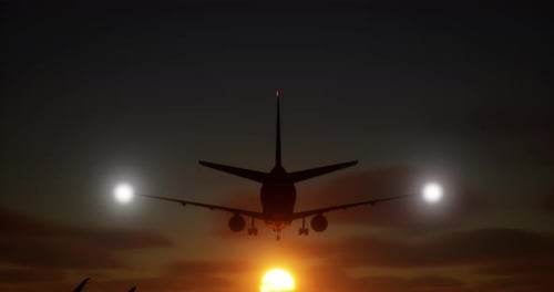 Filmreifer Sonnenuntergang am Flughafen. Malerischer orangefarbener Sonnenuntergang mit Wolken am Sommerhimmel