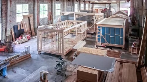 Préfabrication d'une maison modulaire en bois dans l'industrie manufacturière. Timelapse