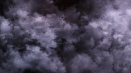 Des éclairs brillants illuminent des nuages orageux inquiétants dans un ciel nocturne orageux