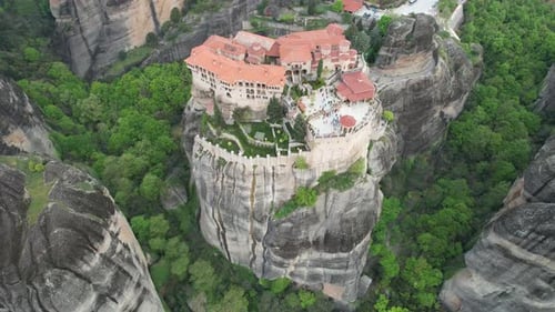 Vista aérea del monasterio de Meteora en un acantilado