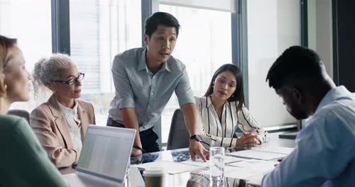 Reunião de negócios, homem apresentando ideias aos colegas em um ambiente de escritório moderno