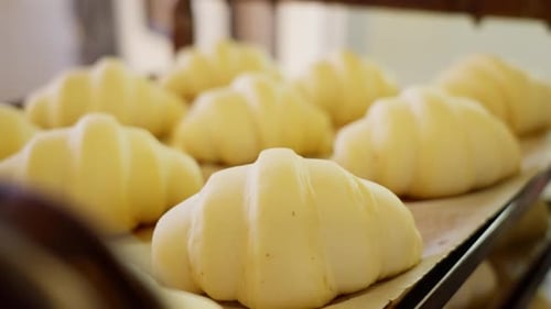 Croissants formés à partir de pâte en gros plan